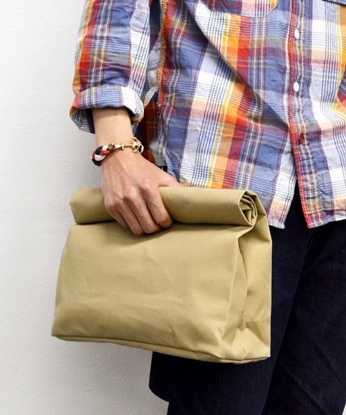 SHIPS（シップス）の「AMIACALVA: 【SHIPS別注】ペーパー バッグ■（クラッチバッグ・メンズ・ネイビー/ベージュ/キャメル/グリーン/ダークブルー/その他/ブルー/ホワイト/ブラック・ONE SIZE）」の4枚目の写真