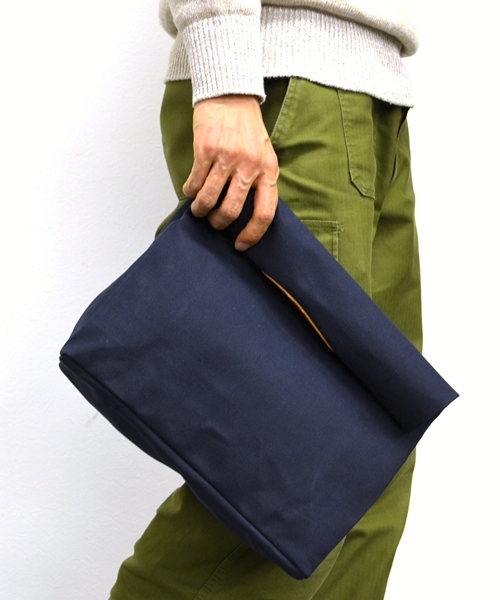 SHIPS（シップス）の「AMIACALVA: 【SHIPS別注】ペーパー バッグ■（クラッチバッグ・メンズ・ネイビー/ベージュ/キャメル/グリーン/ダークブルー/その他/ブルー/ホワイト/ブラック・ONE SIZE）」の6枚目の写真