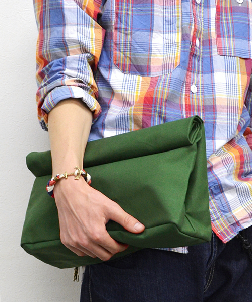 SHIPS（シップス）の「AMIACALVA: 【SHIPS別注】ペーパー バッグ■（クラッチバッグ・メンズ・ネイビー/ベージュ/キャメル/グリーン/ダークブルー/その他/ブルー/ホワイト/ブラック・ONE SIZE）」の5枚目の写真