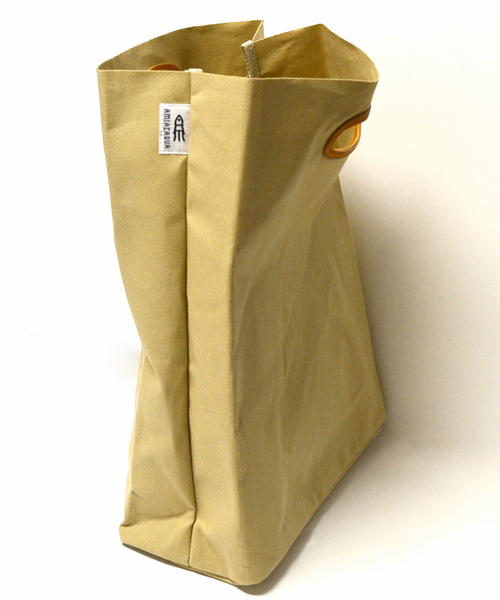 SHIPS（シップス）の「AMIACALVA: 【SHIPS別注】ペーパー バッグ■（クラッチバッグ・メンズ・ネイビー/ベージュ/キャメル/グリーン/ダークブルー/その他/ブルー/ホワイト/ブラック・ONE SIZE）」の11枚目の写真