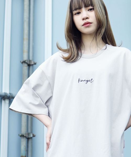 KANGOL（カンゴール）の「KANGOL / カンゴール 別注 コラボ ロゴ 刺繍 ビッグシルエット 半袖 Tシャツ（Tシャツ/カットソー・メンズ・ブラック系その他2/ブラック系その他3/ブラック系その他4/ブラック系その他5/ベージュ系その他2/ベージュ系その他3/ブルー系その他2/ホワイト系その他5/ホワイト/ブラック/ダークグリーン/ベージュ/ネイビー/ブラウン/ピンク/ホワイト系その他/ブラック系その他/ベージュ系その他/グリーン系その他/ブルー系その他/ピンク系その他/ホワイト系その他2/ホワイト系その他3/ホワイト系その他4/ホワイト系その他6/ブラック系その他7/ホワイト系その他7/ブラック系その他6/グリーン系その他3/グリーン系その他2/グレー系その他/その他1/グレー系その他2/その他2/サンドグレー/グレー系その他3/グレー系その他4/グレー系その他5・SMALL/MEDIUM/LARGE/X-LARGE）」の2枚目の写真