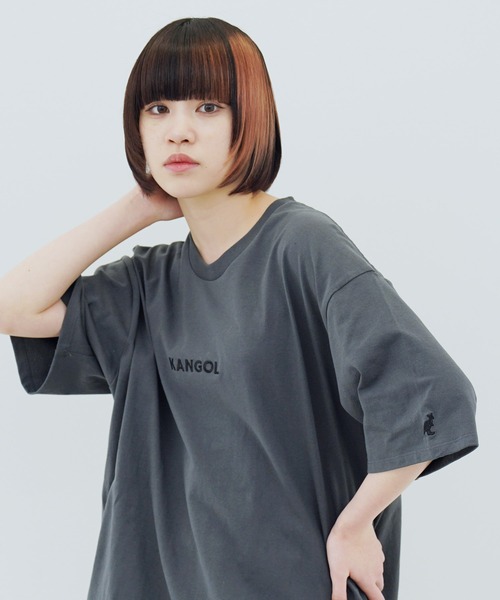 KANGOL（カンゴール）の「KANGOL / カンゴール 別注 コラボ ロゴ 刺繍 ビッグシルエット 半袖 Tシャツ（Tシャツ/カットソー・メンズ・ブラック系その他2/ブラック系その他3/ブラック系その他4/ブラック系その他5/ベージュ系その他2/ベージュ系その他3/ブルー系その他2/ホワイト系その他5/ホワイト/ブラック/ダークグリーン/ベージュ/ネイビー/ブラウン/ピンク/ホワイト系その他/ブラック系その他/ベージュ系その他/グリーン系その他/ブルー系その他/ピンク系その他/ホワイト系その他2/ホワイト系その他3/ホワイト系その他4/ホワイト系その他6/ブラック系その他7/ホワイト系その他7/ブラック系その他6/グリーン系その他3/グリーン系その他2/グレー系その他/その他1/グレー系その他2/その他2/サンドグレー/グレー系その他3/グレー系その他4/グレー系その他5・SMALL/MEDIUM/LARGE/X-LARGE）」の20枚目の写真