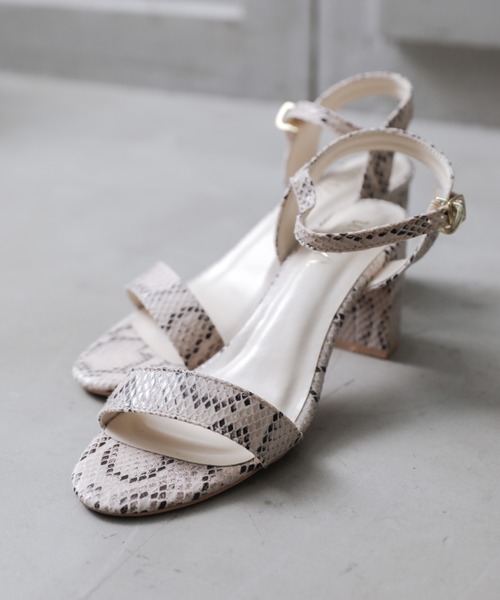 minky me!（ミンキーミー）の「アンクルストラップセットバックヒールサンダル（サンダル・レディース・シルバー/パープル系その他3/パイソン/ホワイト系その他2/イエロー系その他5/ブラック系その他2/ベージュ系その他2/ゴールド/グレー系その他3/ブラック系その他3/ピンク系その他5/イエロー系その他3/エメラルドブルー・L/LL/XL/M/SS/S）」の13枚目の写真