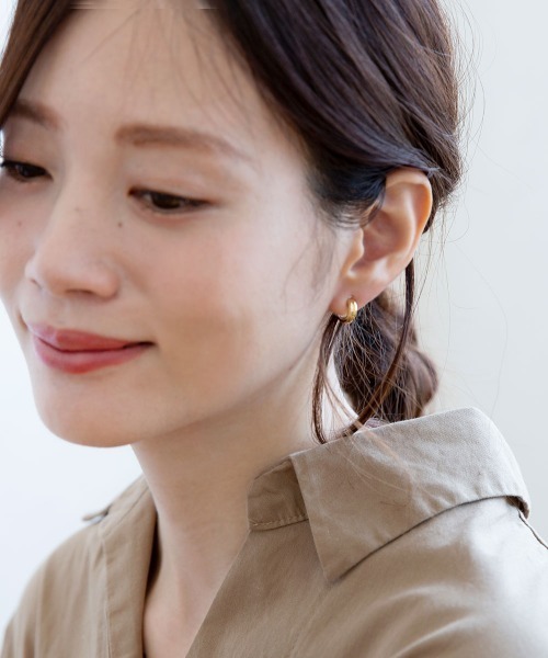 colleca la（コレカラ）の「miniループフィット・サイドラインフープイヤリング（イヤリング・レディース・シルバー/ゴールド/ピンクゴールド・ﾌﾘ-）」の6枚目の写真