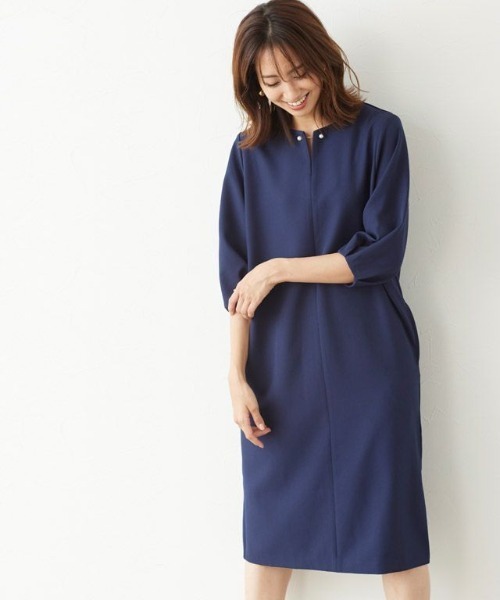 Pierrot(ピエロ)の「キーネックボリュームスリーブワンピース(ワンピース・レディース・ライトベージュ/ネイビー・S/M/L)」の3枚目の写真