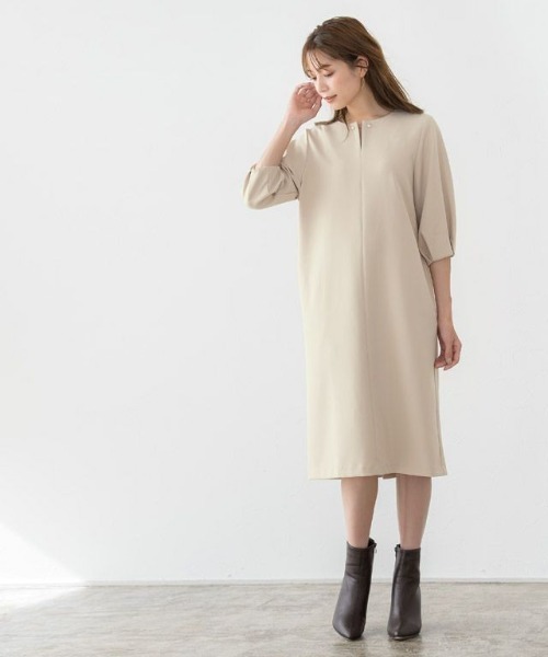 Pierrot(ピエロ)の「キーネックボリュームスリーブワンピース(ワンピース・レディース・ライトベージュ/ネイビー・S/M/L)」の8枚目の写真
