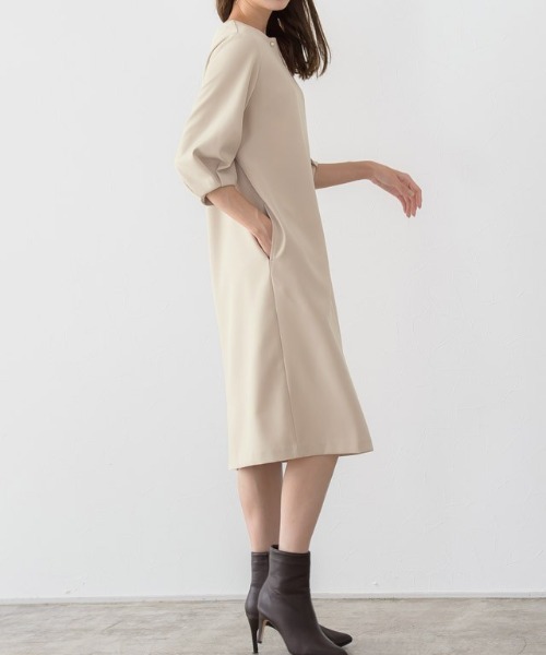 Pierrot(ピエロ)の「キーネックボリュームスリーブワンピース(ワンピース・レディース・ライトベージュ/ネイビー・S/M/L)」の12枚目の写真