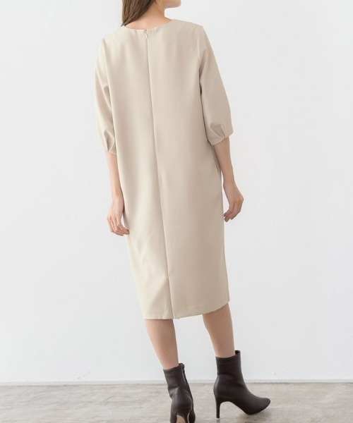 Pierrot(ピエロ)の「キーネックボリュームスリーブワンピース(ワンピース・レディース・ライトベージュ/ネイビー・S/M/L)」の13枚目の写真