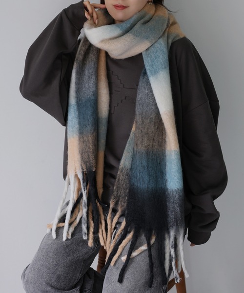 Riberry（リベリー）の「チェック柄ボリュームマフラー（マフラー・レディース・ピンク/ブラウン/ブラック/ブルー/ベージュ/コバルトブルー/イエロー/コーラルピンク/ライトブルー/ライトイエロー/フューシャピンク/ボルドー/グリーン/サックスブルー/レッド/ベビーピンク/ライトグリーン/クリアイエロー/モスグリーン/ネイビー/パープル/スカイブルー・FREE）」の9枚目の写真