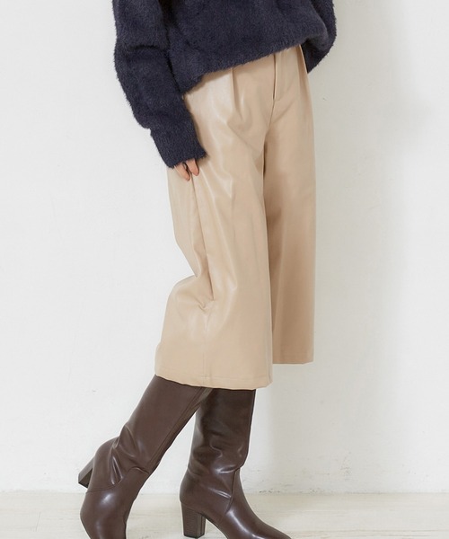 MEW'S REFINED CLOTHES(ミューズリファインドクローズ)の「エコレザーガウチョパンツ(その他パンツ)」|ベージュ