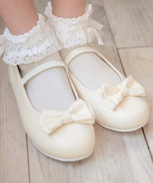 Catherine Cottage（キャサリンコテージ）の「ゴムストラップリボンシューズ（バレエシューズ・キッズ・ブラック/ブラック系その他/シルバー/オフホワイト・20/17/19/14/21/18）」の2枚目の写真