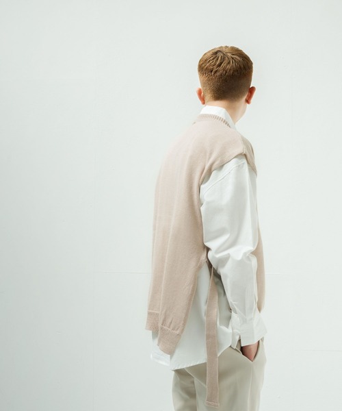 NILWAY（ニルウェイ）の「バタフライ刺繍サイドベルトニットベスト（ベスト・メンズ・ブラック/グレイッシュベージュ・MEDIUM/LARGE）」の12枚目の写真