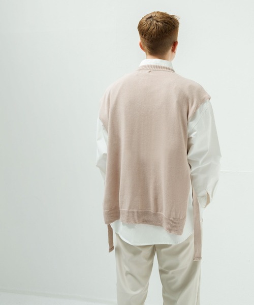 NILWAY（ニルウェイ）の「バタフライ刺繍サイドベルトニットベスト（ベスト・メンズ・ブラック/グレイッシュベージュ・MEDIUM/LARGE）」の13枚目の写真