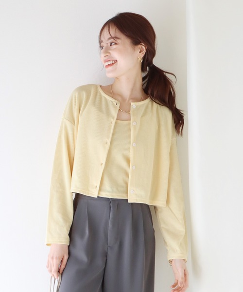 BLUEEAST(ブルーイースト)の「カーディガン&キャミソールセット アンサンブル(アンサンブル・レディース・ブラック/イエロー/アイボリー/モカ/カーキ・MEDIUM)」の1枚目の写真