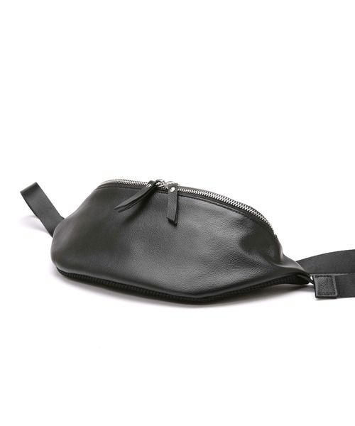 NANO universe（ナノユニバース）の「シャイニーレザー ウエストBAG（ボディバッグ/ウエストポーチ・メンズ・ブラック・FREE）」の2枚目の写真