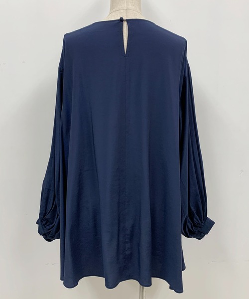 PICCIN（ピッチン）の「ボリュームスリーブドレープブラウス（シャツ/ブラウス・レディース・ベージュ/ネイビー・M）」の5枚目の写真