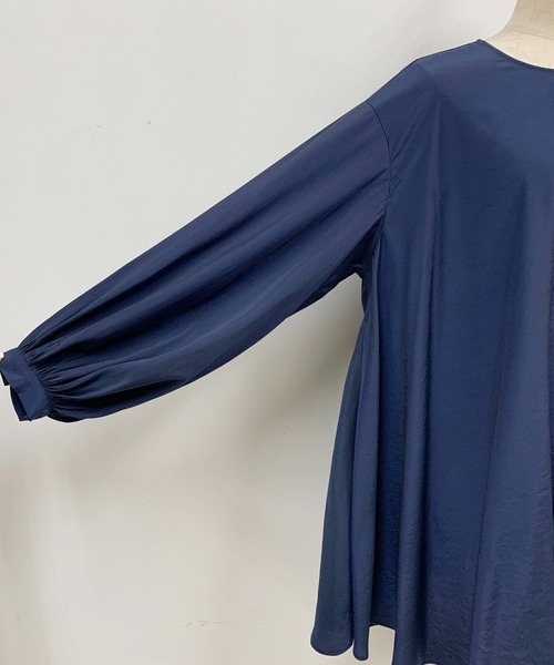 PICCIN（ピッチン）の「ボリュームスリーブドレープブラウス（シャツ/ブラウス・レディース・ベージュ/ネイビー・M）」の18枚目の写真