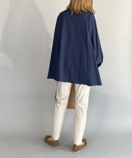 PICCIN（ピッチン）の「ボリュームスリーブドレープブラウス（シャツ/ブラウス・レディース・ベージュ/ネイビー・M）」の9枚目の写真