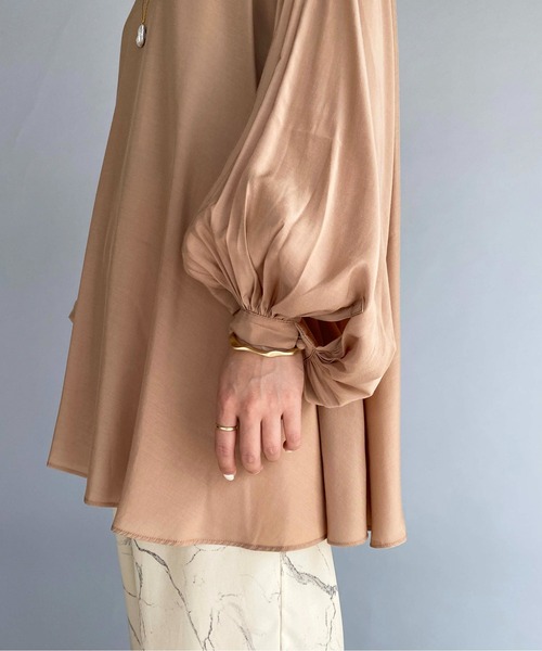 PICCIN（ピッチン）の「ボリュームスリーブドレープブラウス（シャツ/ブラウス・レディース・ベージュ/ネイビー・M）」の4枚目の写真