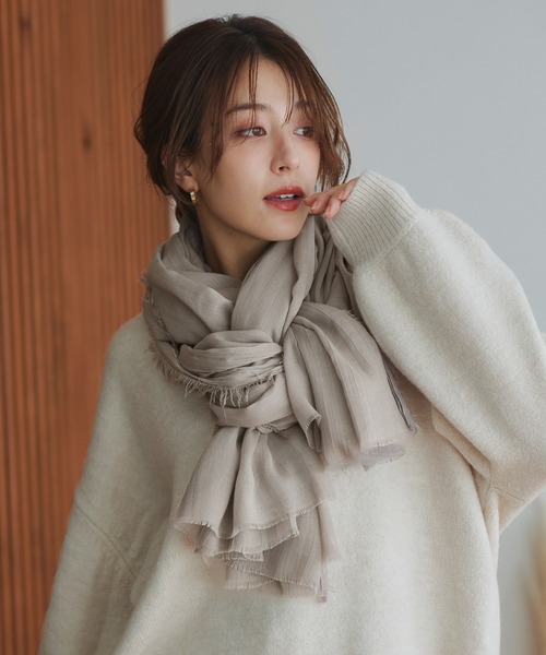 macocca（マコッカ）の「大判無地ストール（ストール/ショール・レディース・チャコールグレー/ライトグレー/グレー/サックスブルー/ピンク/ライム/イエロー/オレンジ/ブルー/グリーン/ライトブラウン/ミント/ブルーグレー/スモークグレー/グリーン系その他/イエロー系その他/スモークピンク/グレイッシュベージュ/オレンジ系/アイボリー/ラベンダー/チョコ/ライトベージュ/ベージュ/ブラウン/ブラウン系その他/サンドベージュ・FREE）」の10枚目の写真