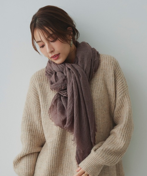 macocca（マコッカ）の「大判無地ストール（ストール/ショール・レディース・チャコールグレー/ライトグレー/グレー/サックスブルー/ピンク/ライム/イエロー/オレンジ/ブルー/グリーン/ライトブラウン/ミント/ブルーグレー/スモークグレー/グリーン系その他/イエロー系その他/スモークピンク/グレイッシュベージュ/オレンジ系/アイボリー/ラベンダー/チョコ/ライトベージュ/ベージュ/ブラウン/ブラウン系その他/サンドベージュ・FREE）」の7枚目の写真