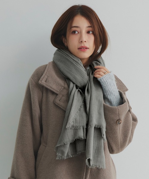 macocca（マコッカ）の「大判無地ストール（ストール/ショール・レディース・チャコールグレー/ライトグレー/グレー/サックスブルー/ピンク/ライム/イエロー/オレンジ/ブルー/グリーン/ライトブラウン/ミント/ブルーグレー/スモークグレー/グリーン系その他/イエロー系その他/スモークピンク/グレイッシュベージュ/オレンジ系/アイボリー/ラベンダー/チョコ/ライトベージュ/ベージュ/ブラウン/ブラウン系その他/サンドベージュ・FREE）」の4枚目の写真