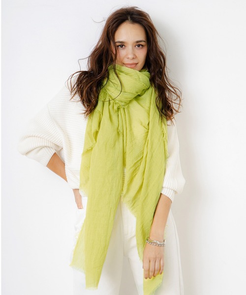 macocca（マコッカ）の「大判無地ストール（ストール/ショール・レディース・チャコールグレー/ライトグレー/グレー/サックスブルー/ピンク/ライム/イエロー/オレンジ/ブルー/グリーン/ライトブラウン/ミント/ブルーグレー/スモークグレー/グリーン系その他/イエロー系その他/スモークピンク/グレイッシュベージュ/オレンジ系/アイボリー/ラベンダー/チョコ/ライトベージュ/ベージュ/ブラウン/ブラウン系その他/サンドベージュ・FREE）」の15枚目の写真