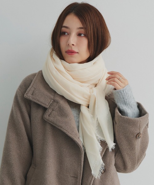 macocca（マコッカ）の「大判無地ストール（ストール/ショール・レディース・チャコールグレー/ライトグレー/グレー/サックスブルー/ピンク/ライム/イエロー/オレンジ/ブルー/グリーン/ライトブラウン/ミント/ブルーグレー/スモークグレー/グリーン系その他/イエロー系その他/スモークピンク/グレイッシュベージュ/オレンジ系/アイボリー/ラベンダー/チョコ/ライトベージュ/ベージュ/ブラウン/ブラウン系その他/サンドベージュ・FREE）」の13枚目の写真