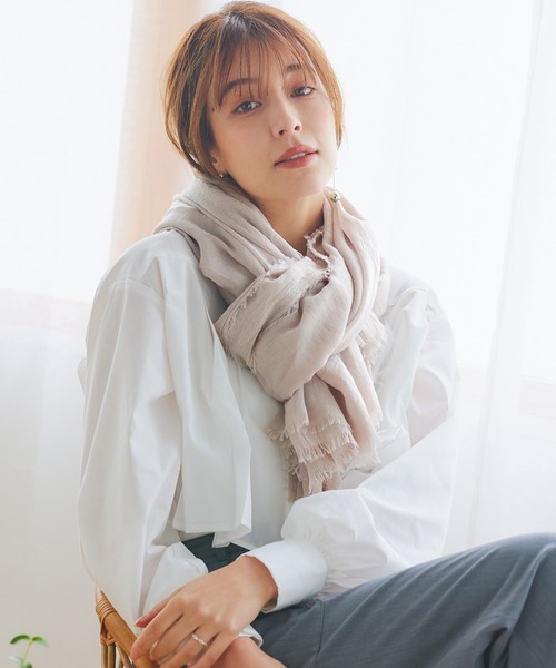 macocca（マコッカ）の「大判無地ストール（ストール/ショール・レディース・チャコールグレー/ライトグレー/グレー/サックスブルー/ピンク/ライム/イエロー/オレンジ/ブルー/グリーン/ライトブラウン/ミント/ブルーグレー/スモークグレー/グリーン系その他/イエロー系その他/スモークピンク/グレイッシュベージュ/オレンジ系/アイボリー/ラベンダー/チョコ/ライトベージュ/ベージュ/ブラウン/ブラウン系その他/サンドベージュ・FREE）」の14枚目の写真