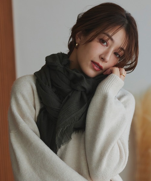 macocca（マコッカ）の「大判無地ストール（ストール/ショール・レディース・チャコールグレー/ライトグレー/グレー/サックスブルー/ピンク/ライム/イエロー/オレンジ/ブルー/グリーン/ライトブラウン/ミント/ブルーグレー/スモークグレー/グリーン系その他/イエロー系その他/スモークピンク/グレイッシュベージュ/オレンジ系/アイボリー/ラベンダー/チョコ/ライトベージュ/ベージュ/ブラウン/ブラウン系その他/サンドベージュ・FREE）」の3枚目の写真