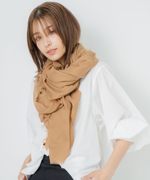 macocca（マコッカ）の「大判無地ストール（ストール/ショール・レディース・チャコールグレー/ライトグレー/グレー/サックスブルー/ピンク/ライム/イエロー/オレンジ/ブルー/グリーン/ライトブラウン/ミント/ブルーグレー/スモークグレー/グリーン系その他/イエロー系その他/スモークピンク/グレイッシュベージュ/オレンジ系/アイボリー/ラベンダー/チョコ/ライトベージュ/ベージュ/ブラウン/ブラウン系その他/サンドベージュ・FREE）」の8枚目の写真