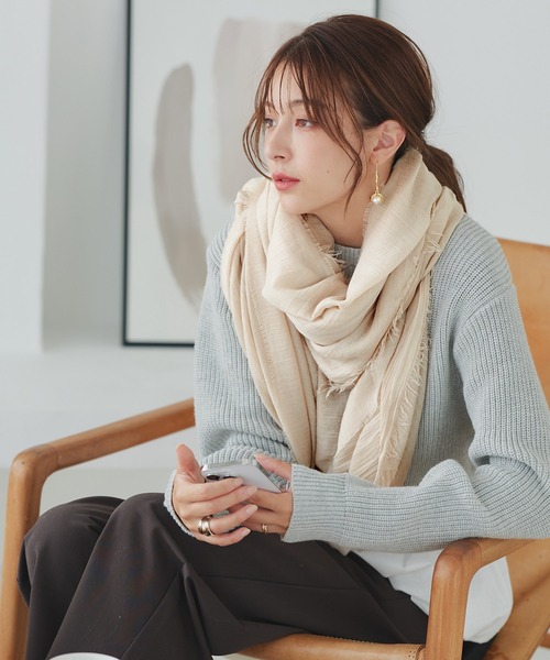 macocca（マコッカ）の「大判無地ストール（ストール/ショール・レディース・チャコールグレー/ライトグレー/グレー/サックスブルー/ピンク/ライム/イエロー/オレンジ/ブルー/グリーン/ライトブラウン/ミント/ブルーグレー/スモークグレー/グリーン系その他/イエロー系その他/スモークピンク/グレイッシュベージュ/オレンジ系/アイボリー/ラベンダー/チョコ/ライトベージュ/ベージュ/ブラウン/ブラウン系その他/サンドベージュ・FREE）」の12枚目の写真