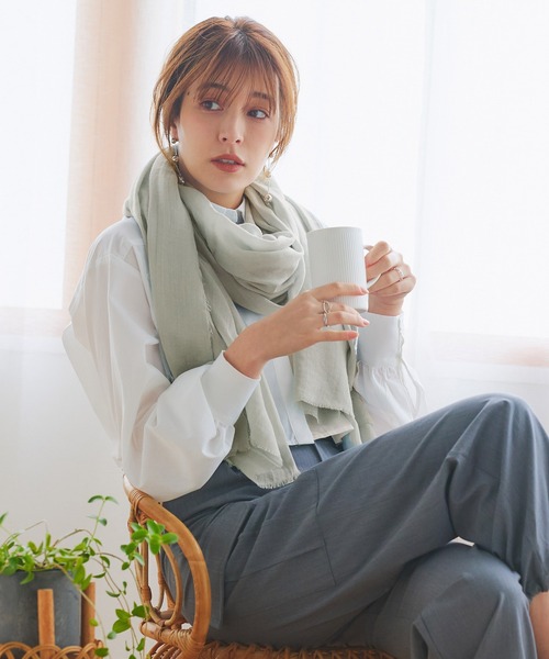 macocca（マコッカ）の「大判無地ストール（ストール/ショール・レディース・チャコールグレー/ライトグレー/グレー/サックスブルー/ピンク/ライム/イエロー/オレンジ/ブルー/グリーン/ライトブラウン/ミント/ブルーグレー/スモークグレー/グリーン系その他/イエロー系その他/スモークピンク/グレイッシュベージュ/オレンジ系/アイボリー/ラベンダー/チョコ/ライトベージュ/ベージュ/ブラウン/ブラウン系その他/サンドベージュ・FREE）」の17枚目の写真