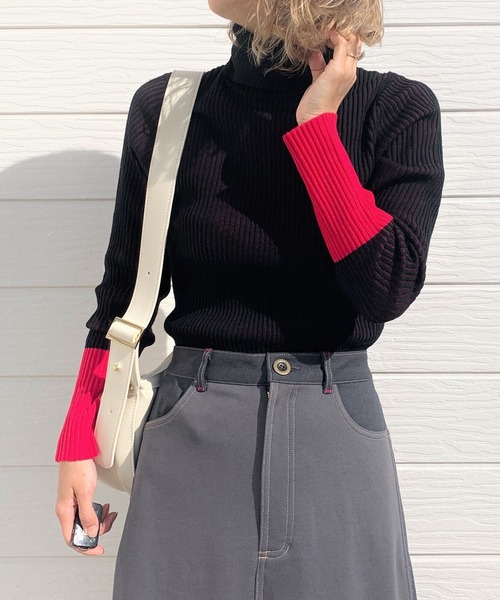 Q（キュー）の「バイカラーリブタートルニット（ニット/セーター・レディース・ブラック/アイボリー・MEDIUM）」の2枚目の写真