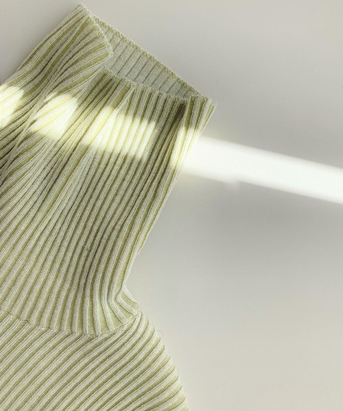 Q（キュー）の「バイカラーリブタートルニット（ニット/セーター・レディース・ブラック/アイボリー・MEDIUM）」の9枚目の写真