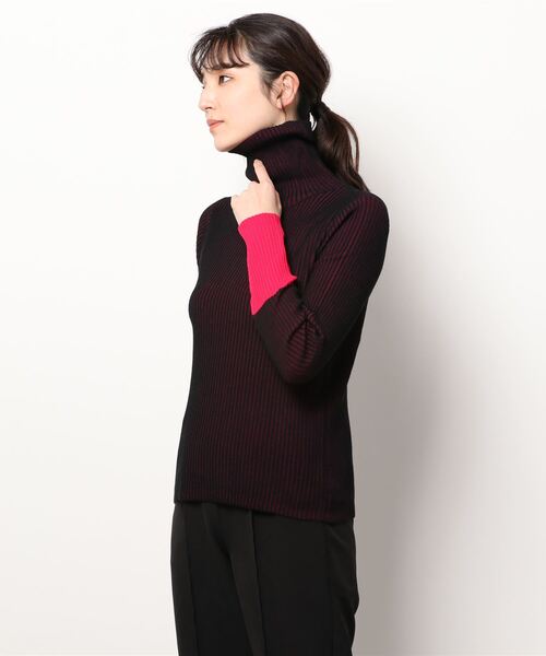 Q（キュー）の「バイカラーリブタートルニット（ニット/セーター・レディース・ブラック/アイボリー・MEDIUM）」の4枚目の写真