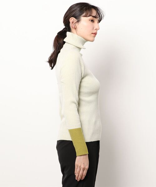 Q（キュー）の「バイカラーリブタートルニット（ニット/セーター・レディース・ブラック/アイボリー・MEDIUM）」の5枚目の写真