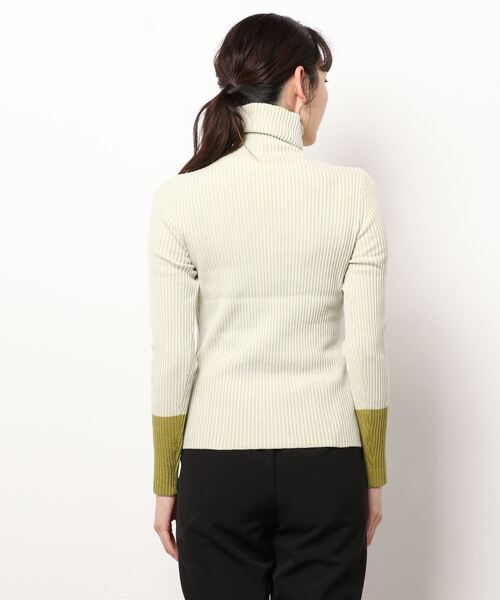 Q（キュー）の「バイカラーリブタートルニット（ニット/セーター・レディース・ブラック/アイボリー・MEDIUM）」の6枚目の写真