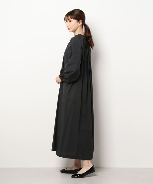 nicholson and nicholson(ニコルソンアンドニコルソン)の「nicholson & nicholson | ギャザーシャツドレス WOMEN(ワンピース・レディース・ブラック/ベージュ・38)」の3枚目の写真