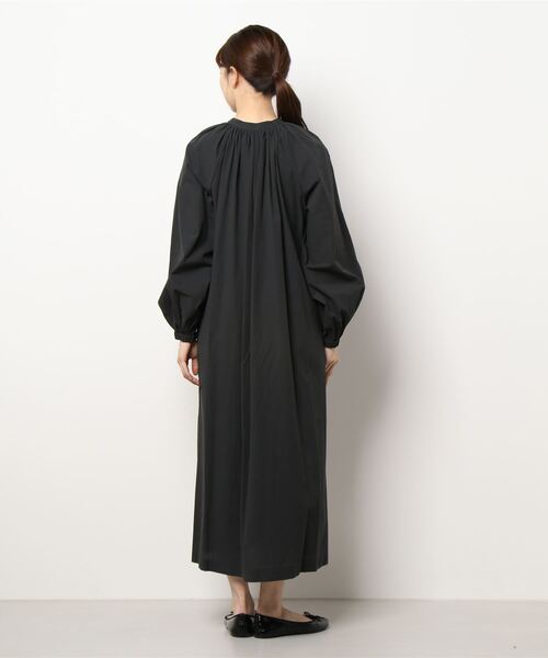 nicholson and nicholson(ニコルソンアンドニコルソン)の「nicholson & nicholson | ギャザーシャツドレス WOMEN(ワンピース・レディース・ブラック/ベージュ・38)」の4枚目の写真