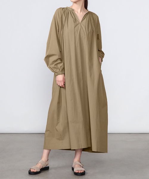 nicholson and nicholson(ニコルソンアンドニコルソン)の「nicholson & nicholson | ギャザーシャツドレス WOMEN(ワンピース・レディース・ブラック/ベージュ・38)」の5枚目の写真