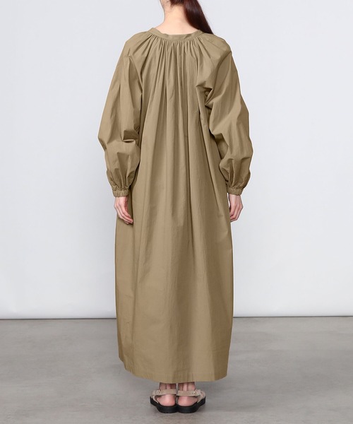 nicholson and nicholson(ニコルソンアンドニコルソン)の「nicholson & nicholson | ギャザーシャツドレス WOMEN(ワンピース・レディース・ブラック/ベージュ・38)」の8枚目の写真