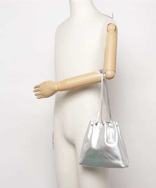 MASTER&Co（マスターアンドコー）の「MASTER & CO./マスターアンドコー　GOAT DRAWSTRING BAG GLITTER　巾着バッグ（ショルダーバッグ・レディース・シルバー・FREE）」の4枚目の写真
