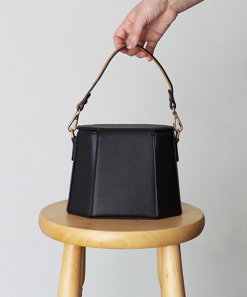 Riberry（リベリー）の「八角形バニティバッグ（ショルダーバッグ・レディース・ブラック/ホワイト・FREE）」の4枚目の写真