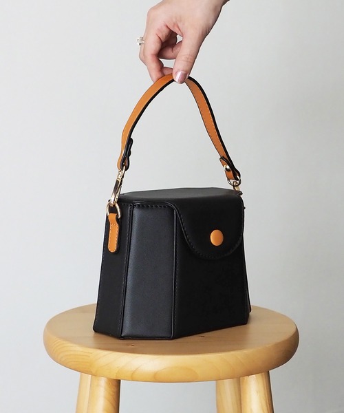 Riberry（リベリー）の「八角形バニティバッグ（ショルダーバッグ・レディース・ブラック/ホワイト・FREE）」の6枚目の写真