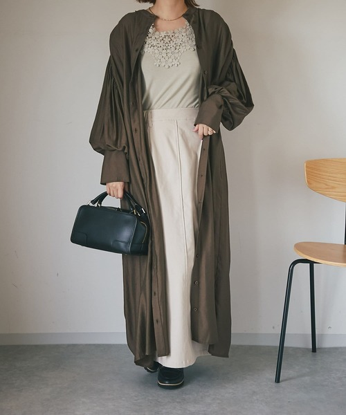 un dix cors（アンディコール）の「後ろ姿も可愛い　バックギャザーボリュームシャツワンピース（ワンピース・レディース・ブラック/ブラウン/グリーン・FREE）」の2枚目の写真