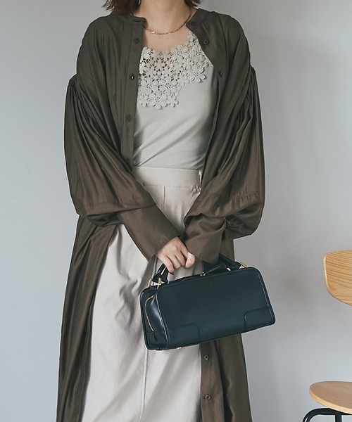 un dix cors（アンディコール）の「後ろ姿も可愛い　バックギャザーボリュームシャツワンピース（ワンピース・レディース・ブラック/ブラウン/グリーン・FREE）」の6枚目の写真