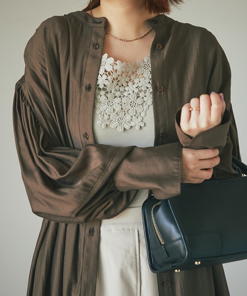 un dix cors（アンディコール）の「後ろ姿も可愛い　バックギャザーボリュームシャツワンピース（ワンピース・レディース・ブラック/ブラウン/グリーン・FREE）」の19枚目の写真