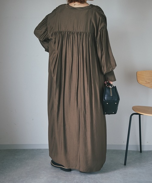 un dix cors（アンディコール）の「後ろ姿も可愛い　バックギャザーボリュームシャツワンピース（ワンピース・レディース・ブラック/ブラウン/グリーン・FREE）」の7枚目の写真