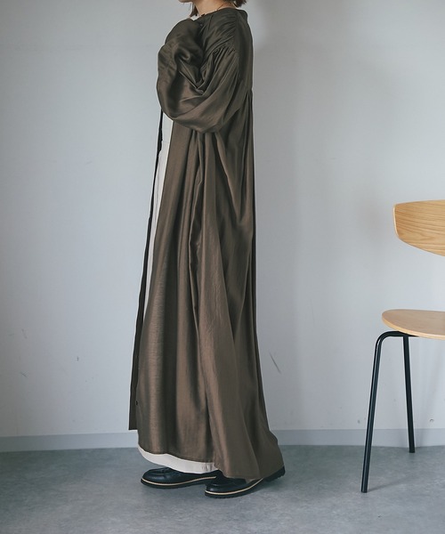 un dix cors（アンディコール）の「後ろ姿も可愛い　バックギャザーボリュームシャツワンピース（ワンピース・レディース・ブラック/ブラウン/グリーン・FREE）」の17枚目の写真